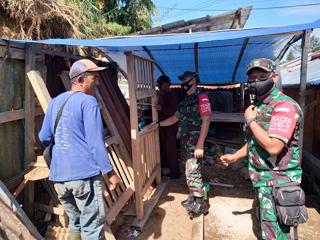 Beri Motivasi, Babinsa Koramil 10/Lembah Gumanti Ajak Warga Dalam Berwirausaha Dibidang Perabotan Rumah Tangga.