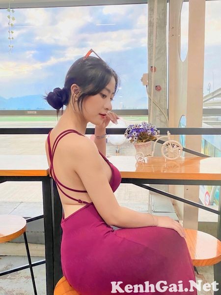 Nguyệt Hà: Would you like to hang out with me now?