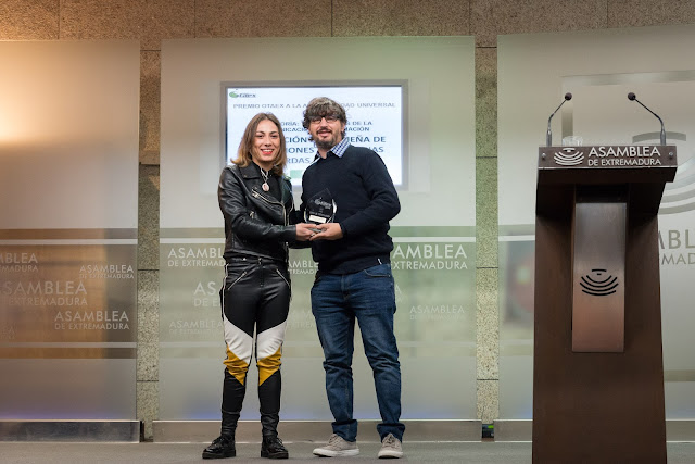 Hace entrega del premio Doña María Parra Salgado.  Recoge el premio Don José Manuel Cercas García, Presidente de la Federación Extremeña de Asociaciones de Personas Sordas