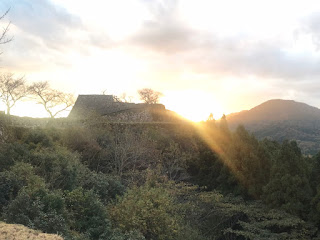 遺跡に沈む夕日