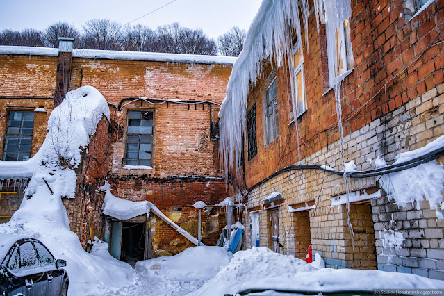 Старые кирпичные здания и огромные сосульки