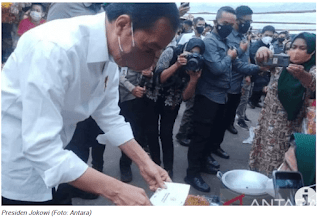 Jokowi Tebar BLT Rp1,2 Juta ke Pedagang