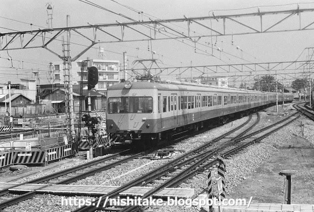 西武赤電551系+801系による8両編成の回送列車。　東村山　1982.8月下旬