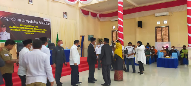 Bupati Natuna Wan Siswandi, S.Sos, M.Si, didampingi Wakil Bupati Rhodial Huda, dan Ketua DPRD Natuna Daeng Amhar, saat melantik Sekda Natuna Boy Wijanarko Varianto, SE. (Fhoto : Bernard Simatupang).