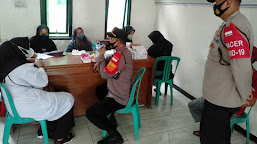 Personil Polsek Sukra Jajaran Polres Indramayu Monitoring Vaksinasi Massal Covid-19 di Dua Desa