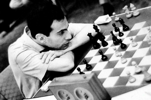 En 1959, le jeune grand maître d'échecs letton Mikhail Tal réalise une extraordinaire performance à Zurich en remportant le tournoi contre les meilleurs joueurs d'échecs de son époque
