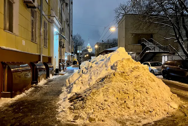 Малый Предтеченский переулок, сугроб