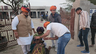 राज्य मंत्री गुर्जर ने दिखाई मानवता घायल महिला को अपनी गाड़ी से पहुंचाया चिकित्सालय!