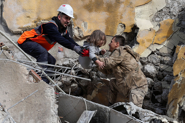 Más de 5,100 personas han fallecido,  25.000 heridos y otras 8,000 fueron rescatadas bajo los escombros  durante el devastador terremoto en Turquia y Siria.