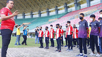 Plt. Wali Kota Bekasi Mengantarkan Dua Club Sepak Bola Dari Kota Bekasi Bertanding Mengikuti Kejuaraan Piala Suratin Tingkat Jawa Barat