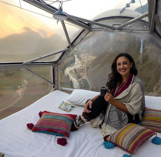 Mujer disfruta de un café al interior de cabina Skylodge