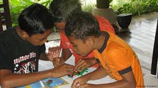 Anak Miskin Sedang Belajar