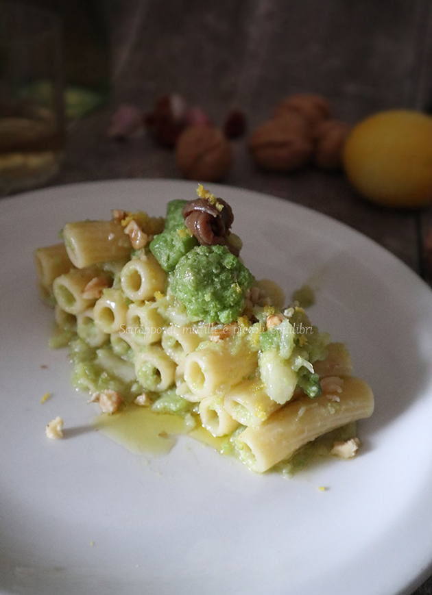 Pasta con broccolo romano, alici, noci e scorza di limone