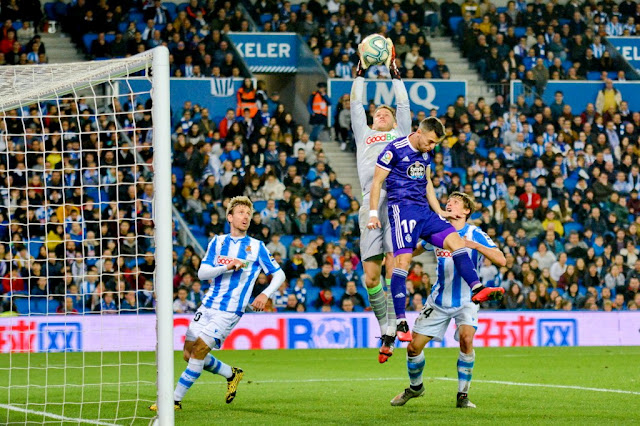 Remiro bloca el balón ante Óscar Plano, mientras Monreal y Le Normand permanecen a la expectativa. REAL SOCIEDAD DE FÚTBOL DE SAN SEBASTIÁN 1 REAL VALLADOLID 0. Sábado 28/02/2020, 21:00 horas. Campeonato de Liga de 1ª División, jornada 26. San Sebastián, Guipúzcoa, Reale Arena