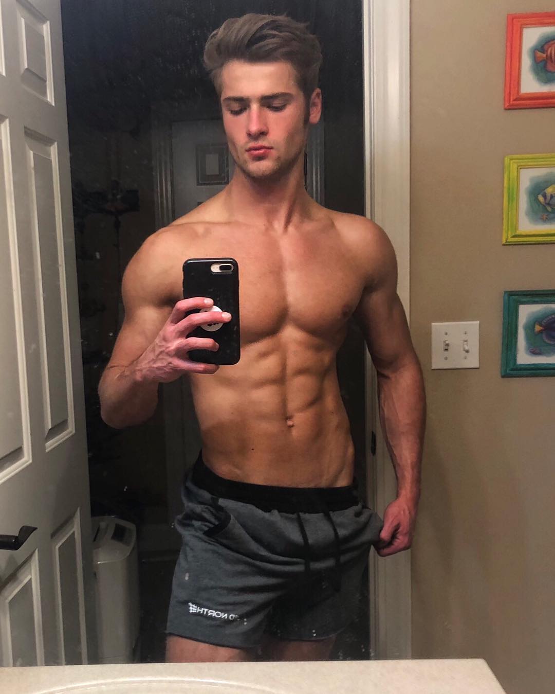 hot-young-shirtless-fit-guy-selfie