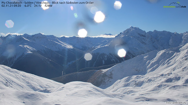 Panorama invernale con la neve fresca appena caduta, dal Piz Chavalatsch verso l'Ortles. Sulla cima dell'Ortles sono visibili i pennacchi di neve trasportata dal vento. (Foto: foto-webcam.eu, 02.11.2021)