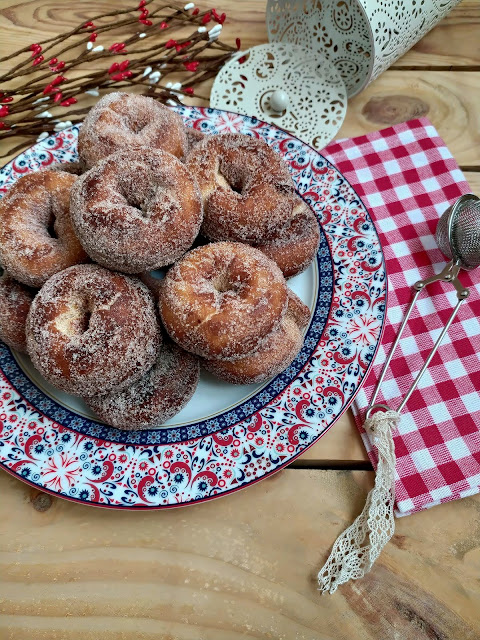 Rosquillas (roscos fritos) de leche condensada y limón.  Receta de Cuaresma y Semana Santa. Repostería tradicional, de sartén, frita. Easter recipes. Cuca