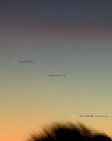 kometa C/2021 A1 (Leonard) sfotografowana 14.12.2021 r. z Lancaster (Pensylwania, USA) w dzień maksymalnego kąta fazowego i największego wpływu zjawiska "forward scattering" na jasność obiektu. Zdjęcia wykonano około godzinę po zachodzie Słońca. Canon 80D, ogniskowa 100 mm ze światłem f/2, ISO400, f/5, eksp. 3,2 sek. Credit:  Marion Haligowski.