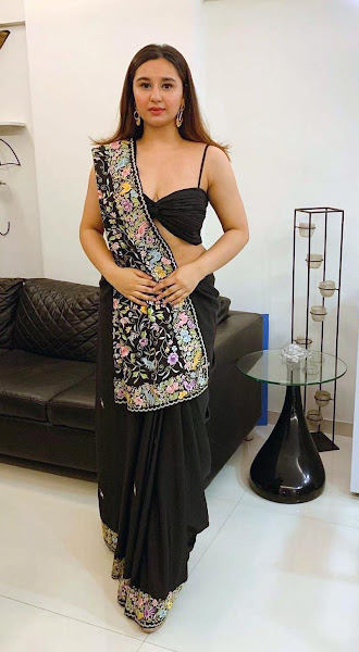 Sanaya Pithawalla saree cleavage hot actress