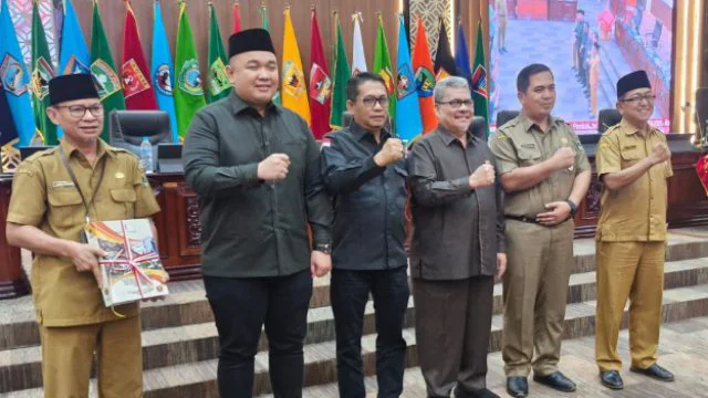 Didampingi Evi Yandri dan Nanda Satria, Ketua DPRD Sumbar Pimpin Rapat Paripurna Penyampaian Laporan Reses