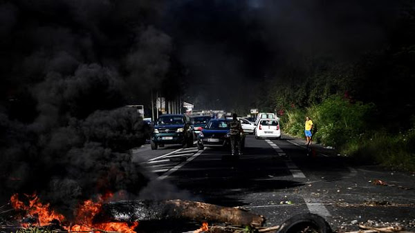 Couvre-feu prolongé en Guadeloupe, enquête sur des tirs sur les forces de l'ordre en Martinique
