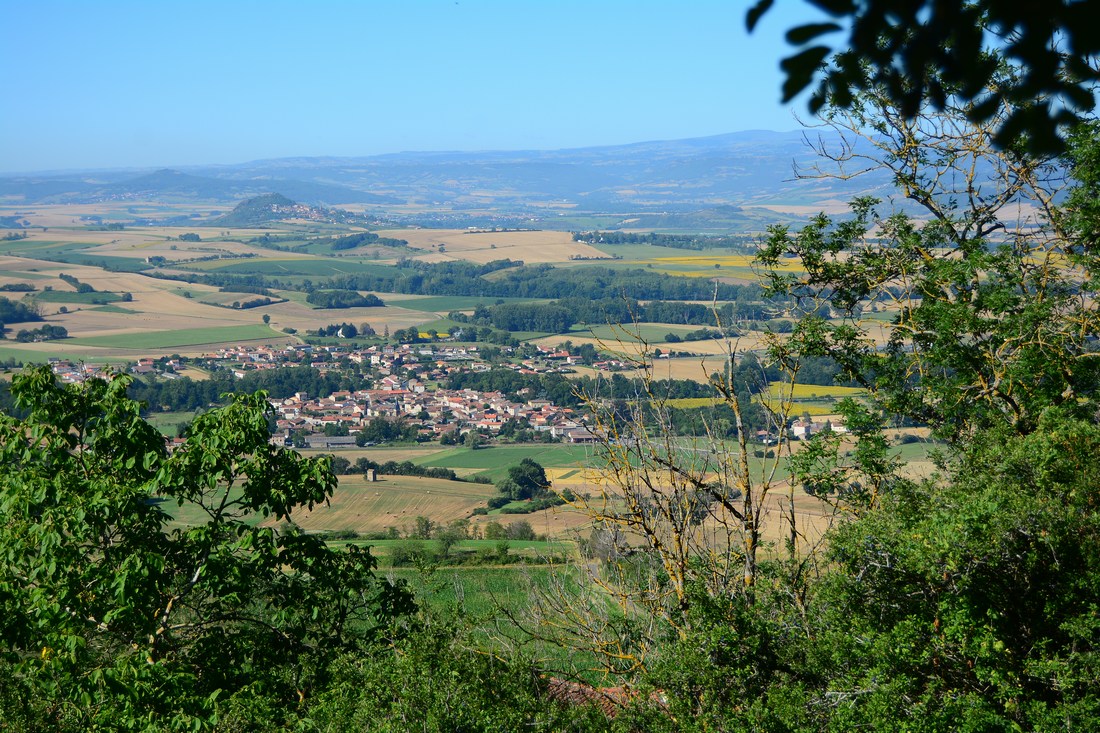 Panorama vers la chaîne des Puys depuis le village Usson