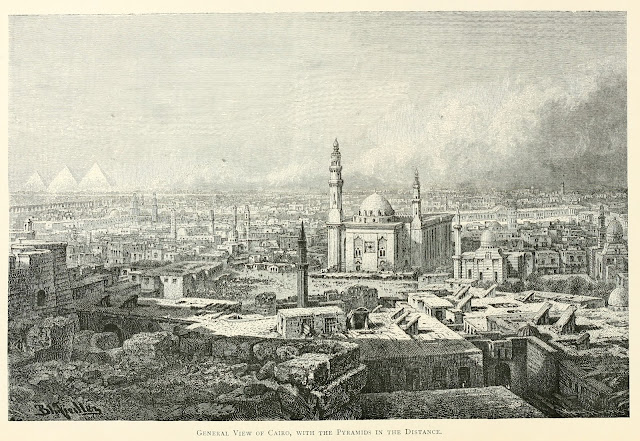 منظر عام للقاهرة مع الأهرامات في الخلفية