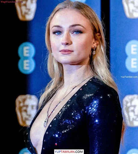 Sophie Turner Sexy Bikini and Lingerie Pictures