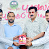 "பழனி பாபா வாழ்வும் போராட்டமும்" எனும் நூலின் முதற் பிரதியை புரவலர் ஹாசிம் உமருக்கு வழங்கிவைத்தவேளை