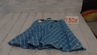 中古品　子供服　１５０ｃｍ　ホワイト×ブルー　チェック柄スカート　３３０円