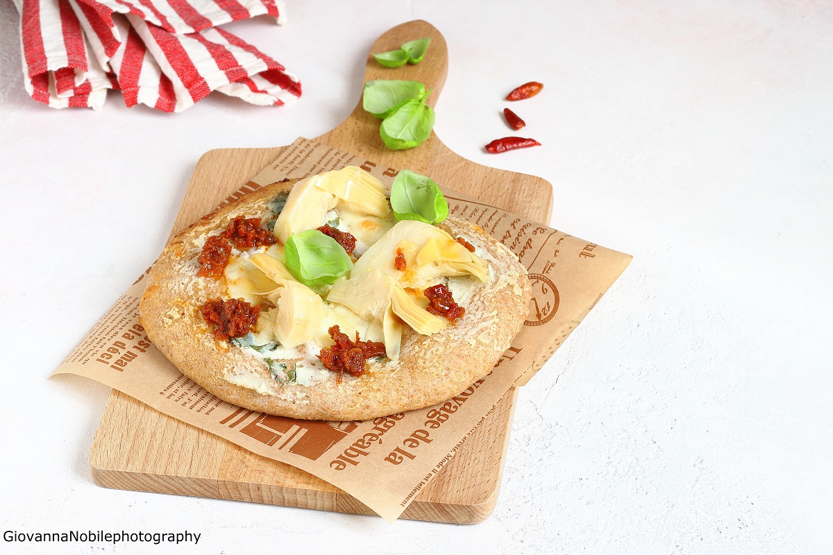 Pizza con mozzarella, ricotta e carciofini