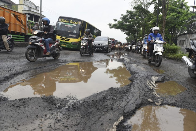 Menghindari Jalanan Rusak