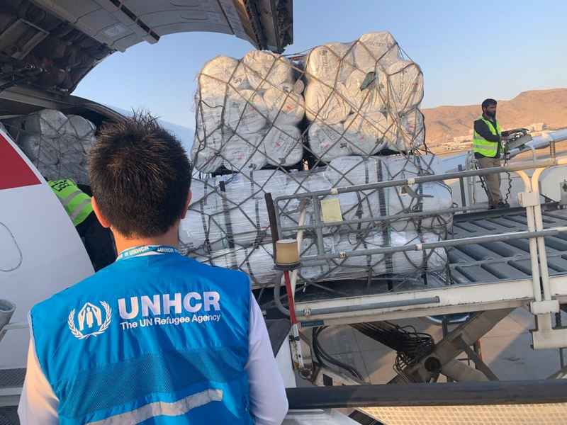 Um avião transportando suprimentos dos estoques globais da Agência da ONU para Refugiados (ACNUR) saiu de Dubai e pousou em Cabul, Afeganistão, na tarde desta terça-feira. O avião fretado pelo ACNUR decolou de Sharjah na manhã de terça-feira (2), chegando a Cabul às 15h30, horário local, carregando 33 toneladas de kits de preparação para que a população afegã deslocada internamente possa enfrentar o inverno no país. Foi o primeiro de três voos do ACNUR, sendo que os próximos dois estão programados para pousar na capital afegã nos dias 4 e 7 de novembro.