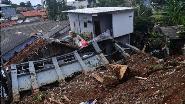 Terjadinya longsor dan terjang rumah warga polman hingga rusak