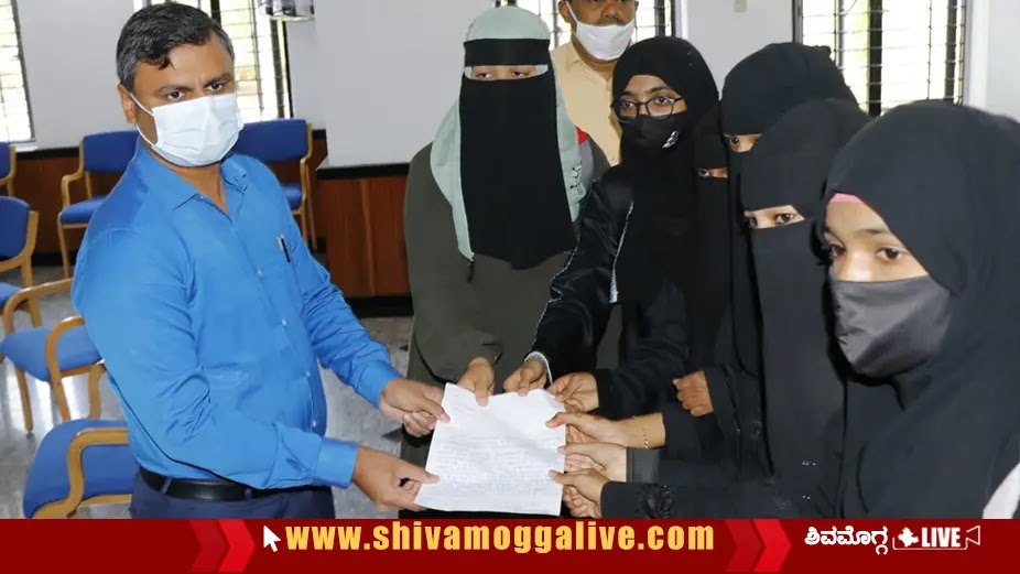 Students Submit Memorandum to Shimoga DC over hijab row