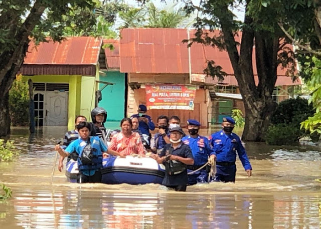 Personil Ditpolair Poldasu Evakuasi Korban Banjir di Serdang Bedagai ke Posko Penampungan