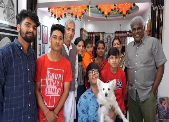 सौरव जोशी से मिलने आए बॉलीवुड के मशहूर अभिनेता आशीष विद्यार्थी, खाया पहाड़ी खाना  