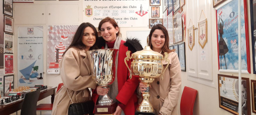 Megane Miralles et ses sœurs posent avec les 2 coupes, titres de champion de France des clubs, remporté avec leur papa Gilles - Photo © Jean-Michel Rapaire 
