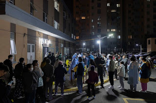 China's epidemic continues to ferment Shanghai closed communities and stay up late for nucleic acid testing  The epidemic spread across China again, many communities in Shanghai were closed, and local people were also asked to line up for nucleic acid testing in the early morning. Some analysts say that if China fully opens up and coexists with the virus, it may lead to the paralysis of the medical system. With the 20th National Congress of the Communist Party of China approaching, the measures to prevent the epidemic will only become stricter.  China's local new crown infection cases exceed 1,000 Zero or coexist? China Finds a "Third Way" to Fight the Epidemic The epidemic situation in Shanghai has heated up recently. On March 10 , 11 new local confirmed cases and 32 imported cases were added. In the past 9 days , there were 23 confirmed cases and 237 asymptomatic infections . In response to the spread of the epidemic, the official sword pointed to Huating Hotel, which is an entry quarantine and epidemic prevention hotel, and admitted that it was because " the virus carried by imported cases from abroad polluted the environment, and due to management omissions, local infection and transmission were caused . "  " This is blocked My God. " Many netizens on Weibo uploaded videos of the blocked area, and some posted that they received a notice in the middle of the night, indicating that the gate of the community will be closed at 00:00, and only people can't enter and can't enter. Complete two nucleic acid tests within 48 hours. Someone posted a photo of residents queuing up for nucleic acid testing all night, and wrote, " It's two in the morning, and the nucleic acid queue is still so long " and " At two o'clock in the middle of the night, get a loudspeaker to call for nucleic acid testing, and let no one sleep . "  In addition, many residents complained that the community was temporarily closed, and takeaways and express delivery were stopped. There is a video record of a takeaway brother who just entered the community to deliver food, but was unable to leave the community due to epidemic control and was anxious at the door. Shouting " give me a bed, I will live here " , and some primary schools have adopted 48 -hour closed management due to the epidemic , and children are sleeping on the floor in the school. Some people even worry about the spread of the epidemic and long-term isolation management, and they will not be able to return to their hometown to visit relatives during the Qingming holiday in April.  Wang Qingmin , a columnist based in Europe, said in an interview with this station that since the outbreak of the Wuhan epidemic, China has always been reluctant to give up the zero - clearing policy .  " They (the authorities) know that there will be a great negative impact, but they still want to implement a clearing to avoid the outbreak of medical runs and a large number of deaths They think that if it is released, there will be greater harm, out of For this purpose, they do not hesitate to affect people's work, study and life. " He said.  When many countries around the world are learning how to coexist with the virus, China is still trying to clear all the epidemics in its territory, but it also affects the daily life of residents. Some netizens said that since infection with the mutant virus Omicron is mostly mild symptoms, is it an option? " Lay down " , Zhang Wenzhi, director of China's National Center for Infectious Diseases and head of the Shanghai New Coronary Pneumonia Clinical Treatment Expert Team, responded " disapprove " in an exclusive interview with Shanghai TV , but the current epidemic prevention practices can be improved.  " I hope that we can achieve a social cleanup, but can we maximize the impact on the city and the environment we live in, the shutdown is smaller, and the number of people under control is smaller? Little by little we make progress. " Zhang Wenzhi told the media.  Reasons for reluctance to give up The outbreak of the epidemic in Shanghai has caused many institutions to announce their closure. The Shanghai Municipal Education Commission also announced on Friday that from the next day ( March 12 ), all primary and secondary schools in Shanghai will be adjusted to online teaching, and kindergartens and nurseries will stop entering kindergartens. Training institutions and nursery institutions are also not allowed to carry out offline training and nursery services. Ren Ruihong, a former executive of the Chinese Red Cross Foundation's critical illness relief project, analyzed the reasons for the strict control of the epidemic to this station, saying that there are many adults in China, poor sanitation conditions in some areas, and the limited effectiveness of inactivated vaccines against variant viruses. If China fully opens up Coexistence with the virus will cause death rates to rise and the health care system to collapse.  " When this problem occurs all over the country, the lack of health care personnel must be a big problem, and the infrastructure is not perfect, " she explained to this station, " It will lead to a kind of chaos across the country, including increased deaths, These problems will arise from social movements, which they cannot afford. ”  In addition to policy considerations, Ren Ruihong analyzed that another reason is that the 20th National Congress of the Communist Party of China will be held at the end of the year. Chinese state leader Xi Jinping is expected to seek a third term at the 20th National Congress this year. Ren Ruihong believes that all policies must be strictly and stable. Whether it is political, economic, or people's livelihood considerations, Xi Jinping must seek a stable foundation for his position.  " The current epidemic is a good prevention and control method for him, and he can use the epidemic to control some forces, political situations, and social situations. " In Ren Ruihong's view, before the arrival of the 20th National Congress at the end of the year, strict epidemic control will be implemented. It is imperative, and it may be loosened a little in the future as the epidemic slows down, but there is still a long way to go to fully open up to European and American countries and coexist with the virus.
