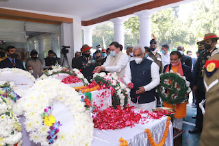 CM-Uttarakhand-pay-tribute-to-Bipin-Rawat-and-his-wife