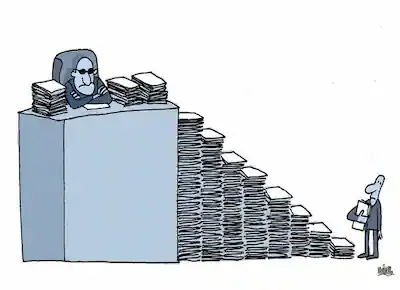 كاريكاتير عن موظف حكومي روتيني يجلس على مكتب عالي ولكي يصل له المواطن يجب عليه الصعود على درجات سلالم طويلة من الأوراق الرسمية المستخرجة
