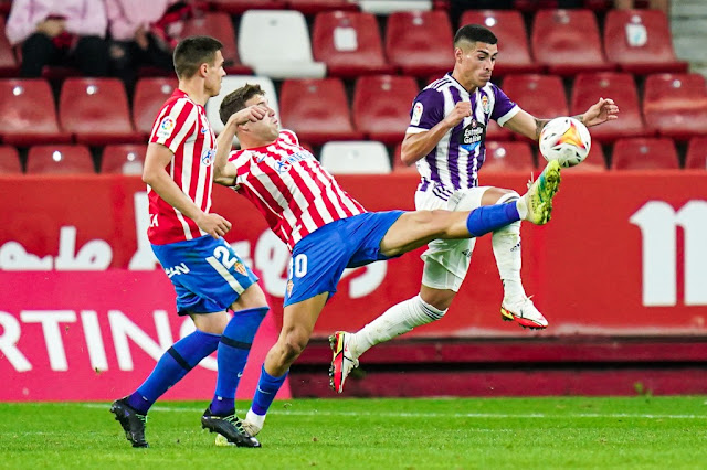 Nacho Méndez y Lucas Olaza disputan un balón en presencia de Djurdjevic. REAL SPORTING DE GIJÓN 1 REAL VALLADOLID C. F. 2. 23/10/2021. Campeonato de Liga de 2ª División, jornada 12. Gijón, Asturias, estadio El Molinón – Enrique Castro “Quini”.