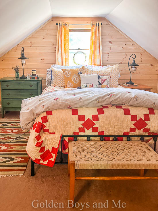 cabin bedroom - www.goldenboysandme.com