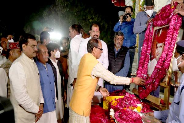 मुख्यमंत्री श्री चौहान ने पूर्व केंद्रीय मंत्री स्व. माधवराव सिंधिया की छतरी पर जाकर किया नमन