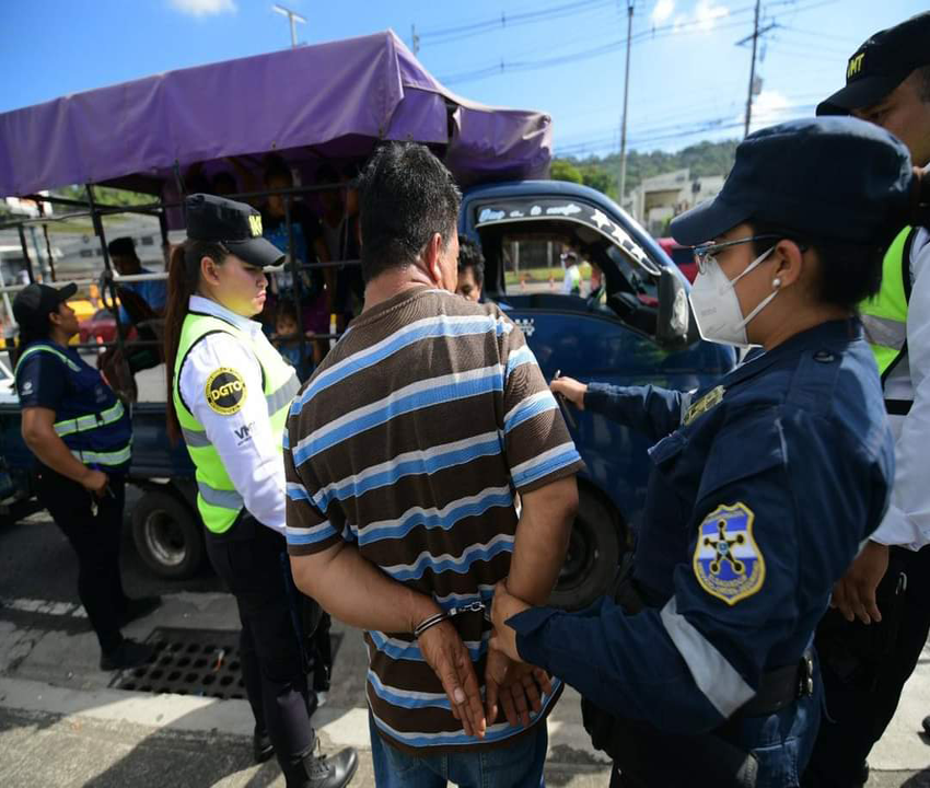 El Salvador: Capturan a conductor con más de 100 miligramos de alcohol en control vehicular