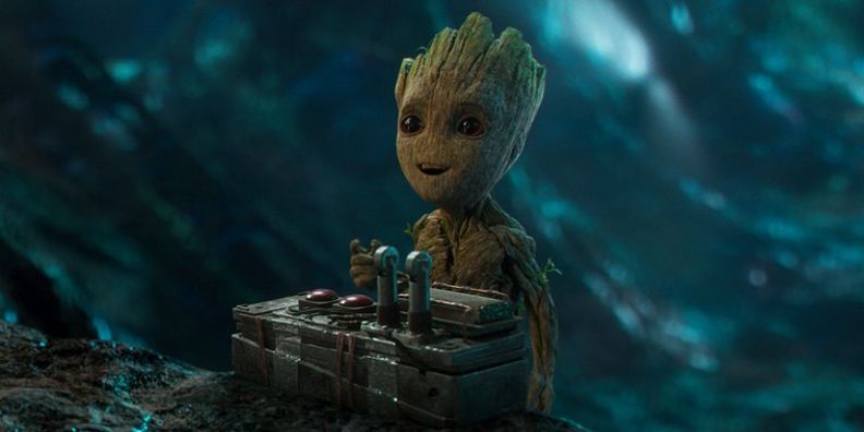 Baby Groot está presente na imagem, com um sorriso no rosto