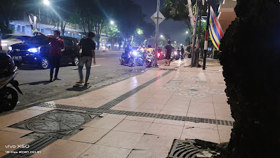 Foto: Sejumlah remaja kocar-kacir dipinggir sepanjang jalan pahlawan saat mobil polisi datang.