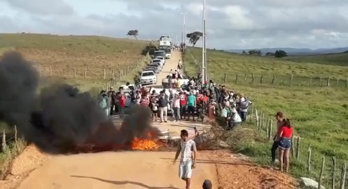 Revoltados com atraso na obra da rodovia, manifestantes queimam pneus e bloqueiam trecho que liga Riachão do Dantas a Simão Dias-SE