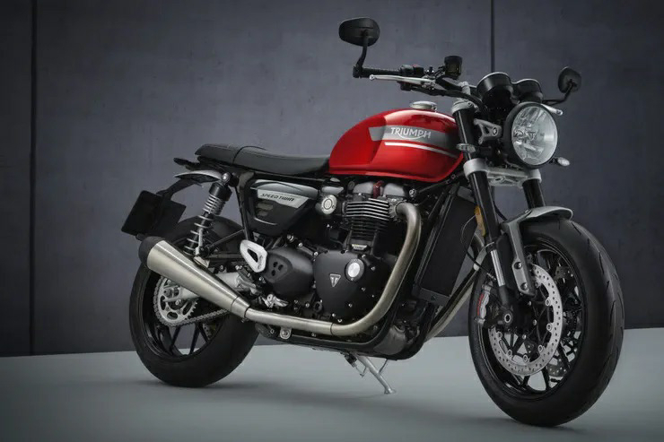 Triumph and Bajaj go hand in hand to launch a 250cc motorcycle that should cost India 70,000, could sales in Thailand be around a hundred thousand? From the previous collaboration, it was announced that a new bike would be developed among the big British labels such as Triumph and Bajaj from India. Confirmed to have dimensions from 200 to 750 cc. The progress of this project has been officially released. and the first car to be launched is expected to arrive in the coordinates of around 250 cc  Despite this collaboration, the Bajaj plant in India is used as the main production base. It will use the Triumph brand to market it, but that doesn't mean it will only be sold in India. But the manufacturer himself also plans to market internationally in many countries.     and it is reported that the new cars are in the first phase of this project. It may be called Triumph Bonneville 250 or Triumph Street 250, which will be equipped with an air-cooled 250cc 1-cylinder engine. This is a new engine under development for the new Bajaj Pulsar and what's more interesting is that there could be a possibility that this engine is a production collaboration between Bajaj and Triumph.  If that's true, then it's the same. The new Triumph 250cc motorcycle aims to make it affordable. It is possible that the selling price in India is only around 70,000 baht more or less. once converted into Thai money And the price for export to the world market will be slightly more expensive. And while displacement is likely to be lower than that of rivals like the Royal Enfield Meteor 350 or even the Honda H'Ness CB350 and CB350 RS, Triumph's standout feature as a major selling point is the unique body design.     And the latest report also states that in the second quarter of 2022 we will see the first model of this project. After that there is a very high possibility. which will go on sale in Thailand. It's an option for those who want a Triumph motorcycle but don't have a big budget.
