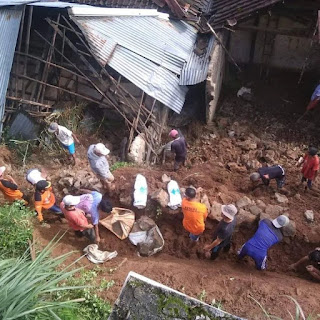 Gerak Cepat Relawan Dan Senkom Rescue Bersihkan Longsoran Tanah